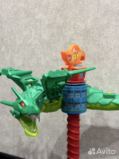 Hot Wheels Сити Воздушная атака дракона-робота