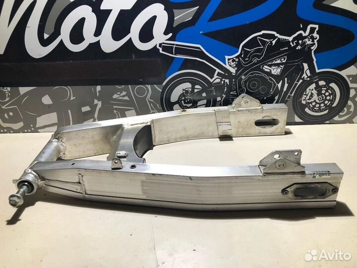 Маятник в сборе с осью Honda CB 400 SF NC31 1994г