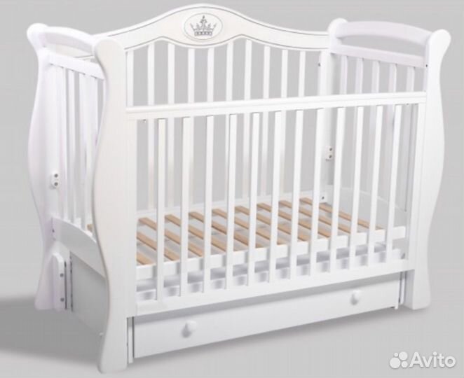 Детская кроватка с маятником