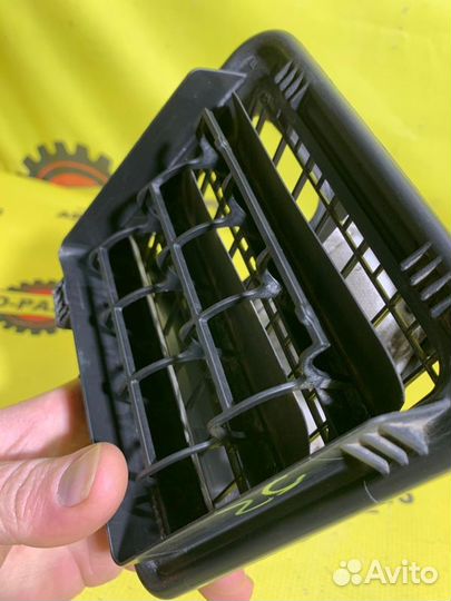 Решетка вентиляционная задняя левая Kia Ceed 3 CD