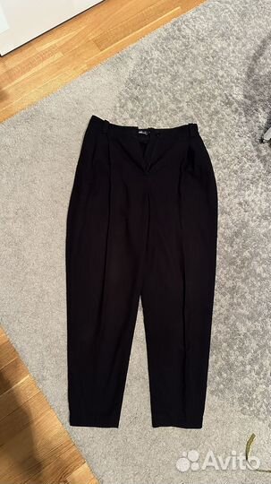 Брюки с защипами черные Namelazz