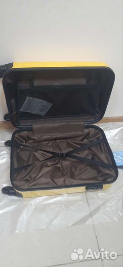 Чемодан на колесах новый