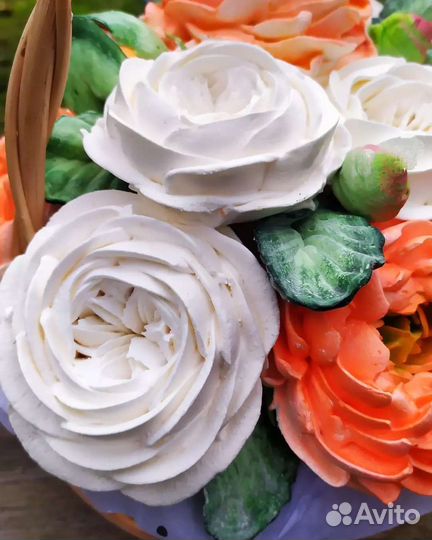 Корзина со съедобными цветами