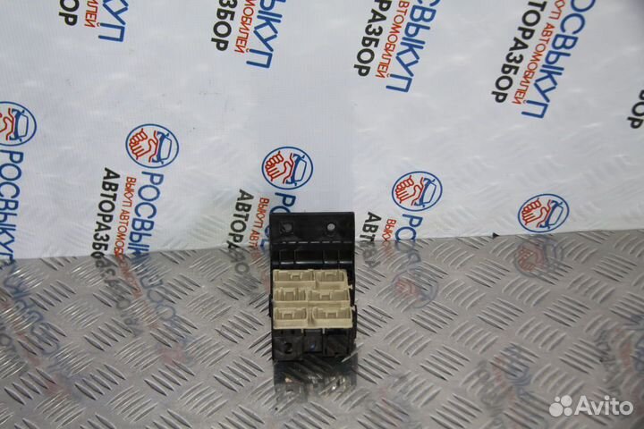 Блок предохранителей Toyota Avensis ZZT251 1ZZ-FE