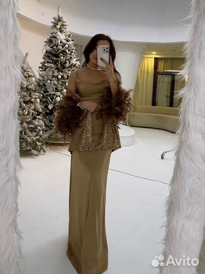 Платье с накидкой перьями