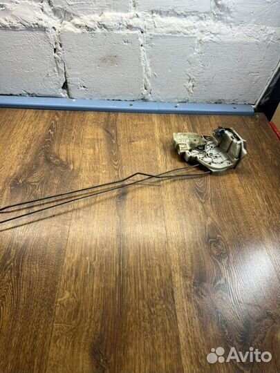 Замок боковой двери задний правый Nissan Primera