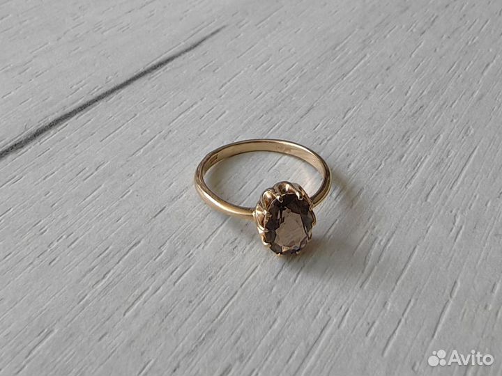 Золотое кольцо с камнем