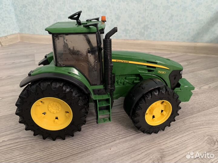 Трактор Bruder John Deer