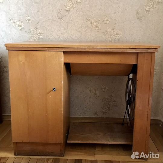 Швейная машина со столом СССР