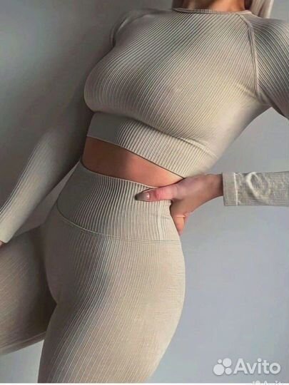 Спортивный костюм лосины и рашгард