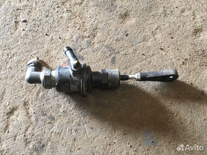 Цилиндр сцепления главный