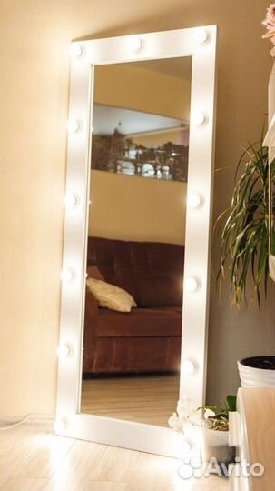 Гримерное зеркало с лампочками