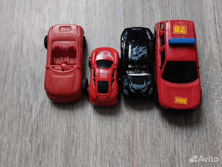 Робот трансформер, и маленькие машинки