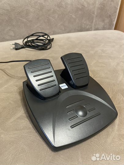 Игровой руль с педалями