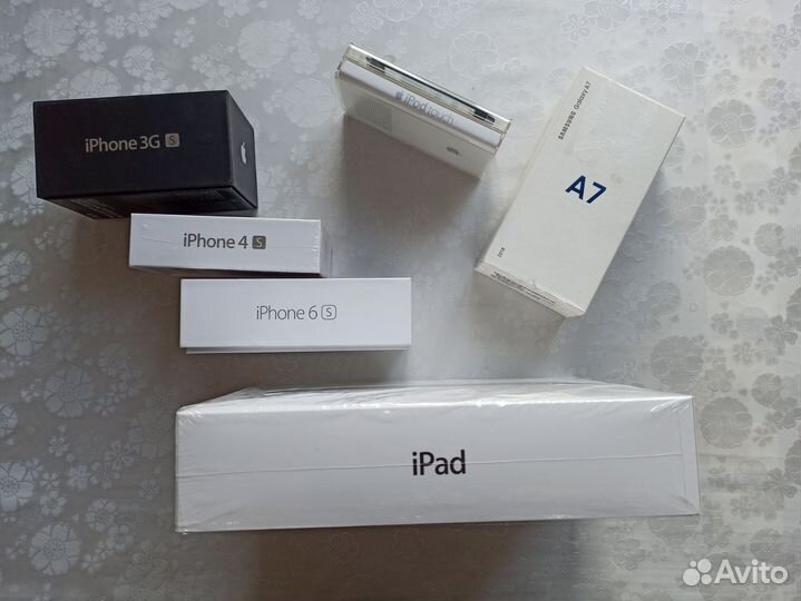 Коробки от айфонов разных поколений айпада