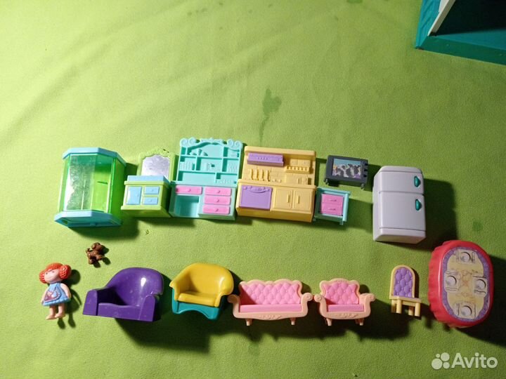 Кукольный домик с мебелью и куколкой