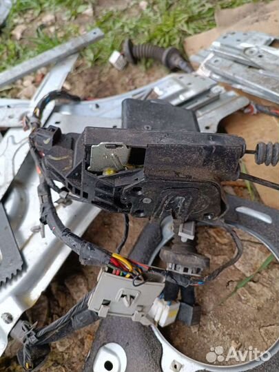 Замок двери Kia Sportage 2 2009