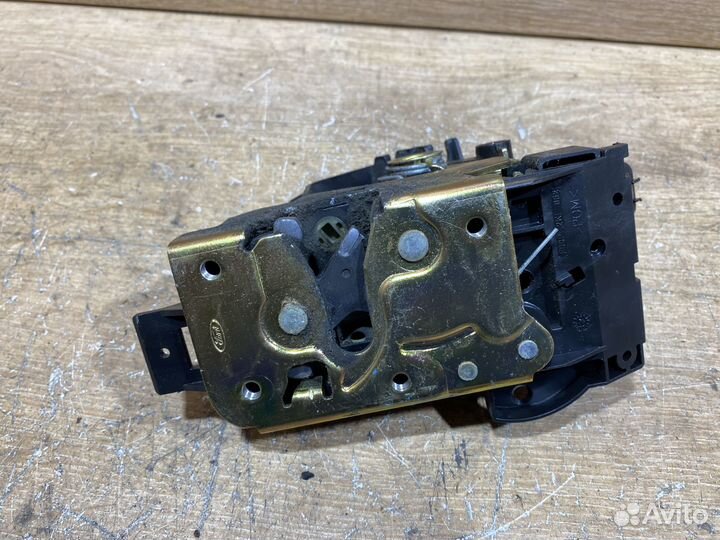 Замок задней левой двери Ford Focus 1 ZD114