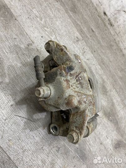 Суппорт тормозной передний левый Nissan Teana