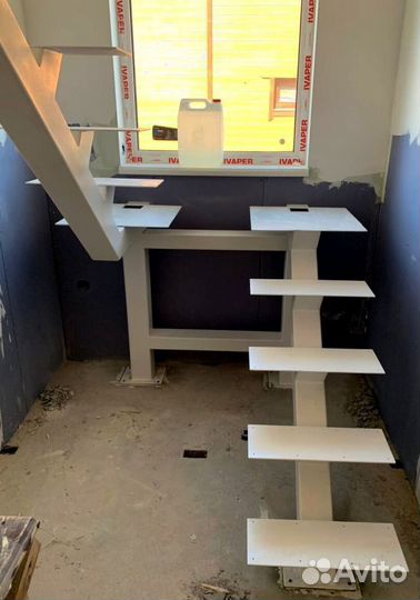 Лестница на металлокаркасе закрытого типа