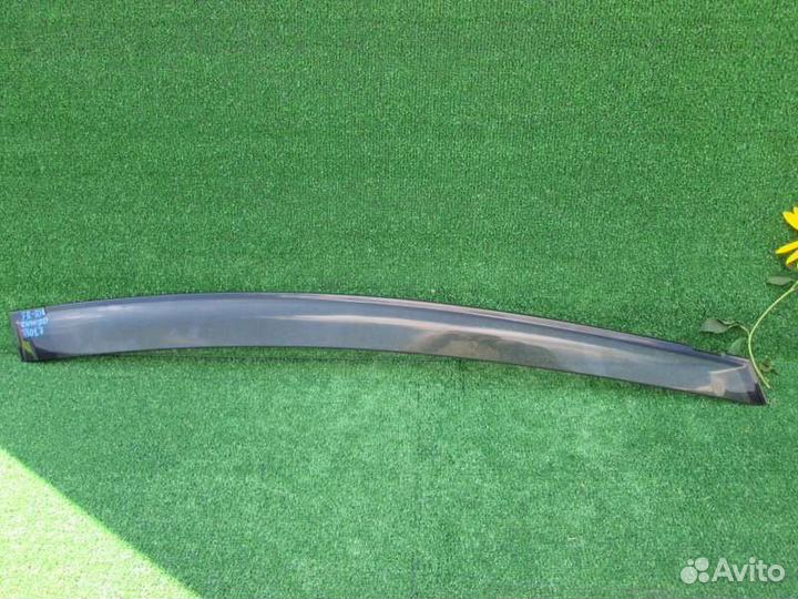 Ветровик передний правый Toyota Prius ZVW30