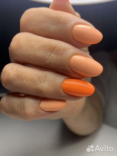 Модель на маникюр с покрытием гель лак в студии