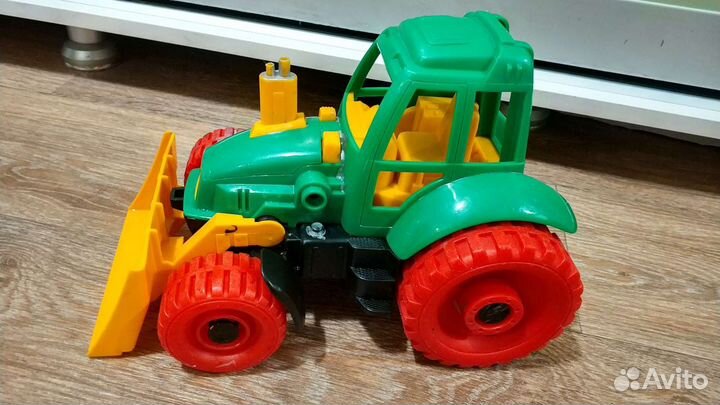 Трактор игрушка