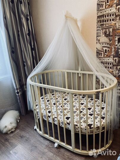 Детская кроватка с маятником