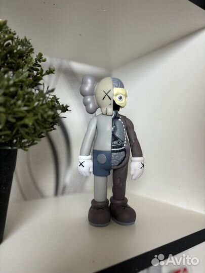 Коллекционные фигурки kaws