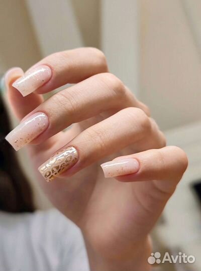 Модель на маникюр, покрытие гель лак