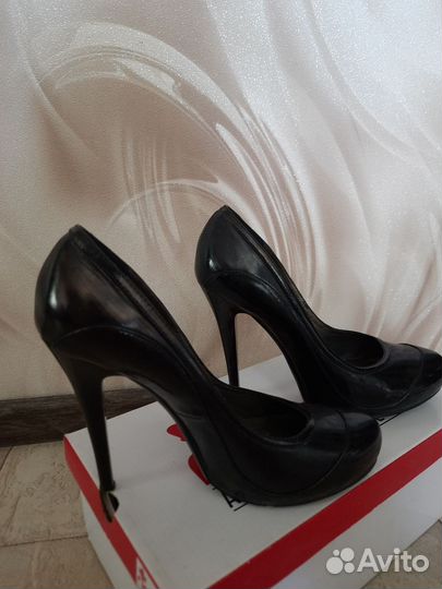 Туфли лакированные на каблуке