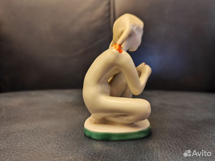 Фарфоровая фигурка-Девочка с голубем,8см. лфз