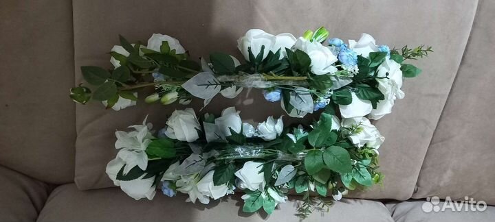 Композиция из искусственных цветов