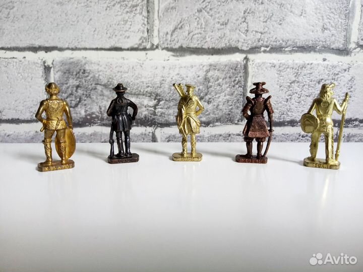 Киндер Ферреро металлическая фигурка 1994 г. гунн