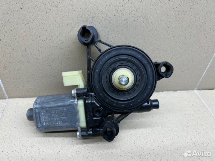 Моторчик стеклоподъемника передний правый Audi A3