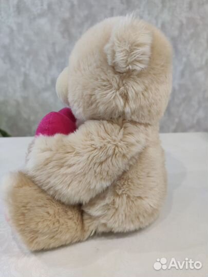 Плюшевый медведь с сердцем Hallmark