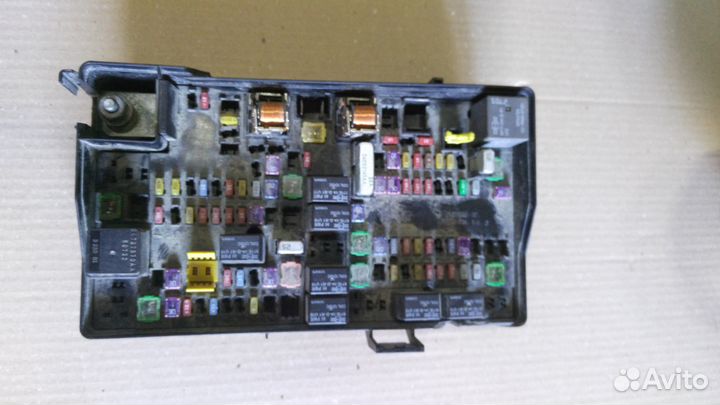 Dodge RAM 1500 блок предохранителей под капотом