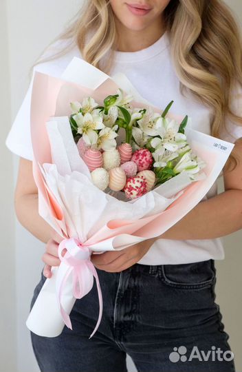 Сладкий букет с клубникой в шоколаде и цветами