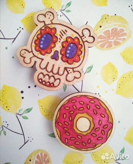 Значки деревянные Череп и Пончик