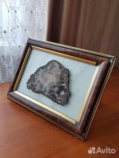 Картина с камнем