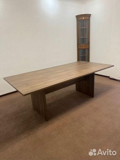 Компьютерные столы, переговорный стол, шкаф