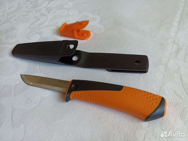 Нож с точилкой Fiskars PRO Фискарс новый