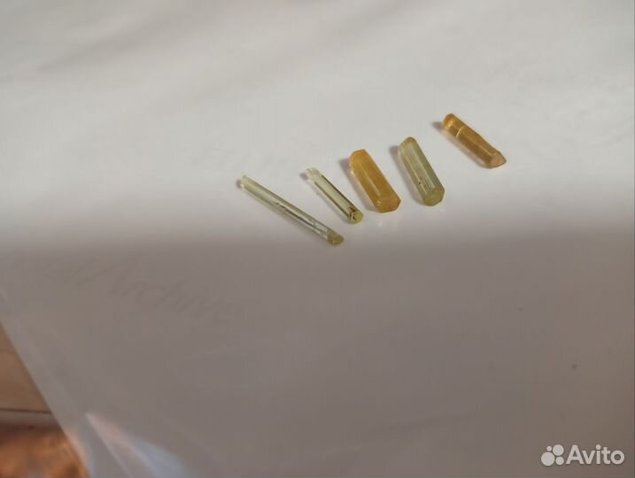 Сувенир-флакон с кристаллами гелиодора