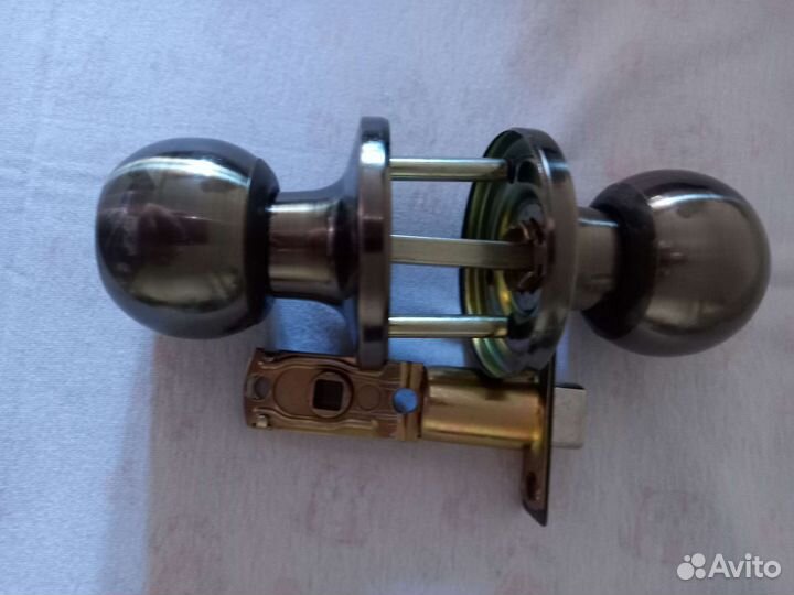 Ручка- защёлка 4шт.В комплекте петли- бабочка