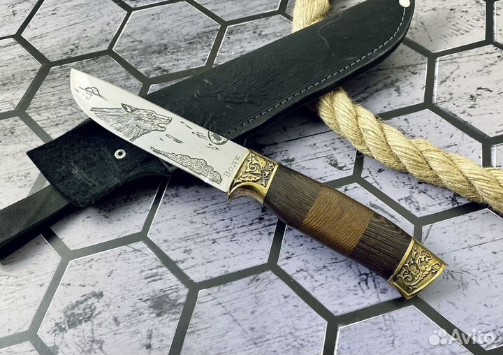 Нож с гравировкой