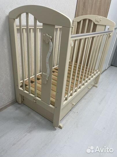 Детская кроватка с поперечным маятником и ящиком