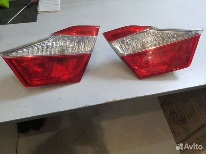 Задние фонари в крышке багажника Toyota Camry V50