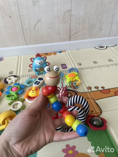 Развивающие игрушки для малышей пакетом