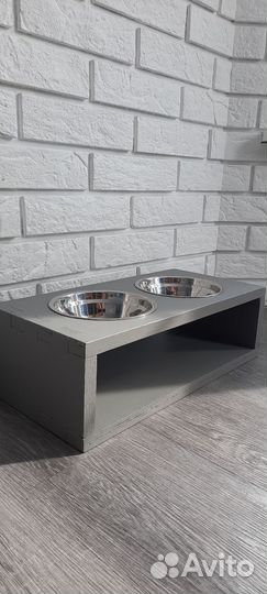 Миски для животных на деревянной подставке