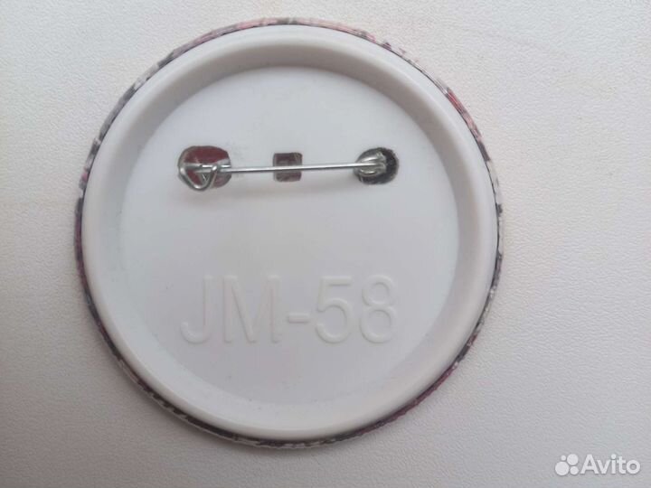 Значок с персонажем манхвы